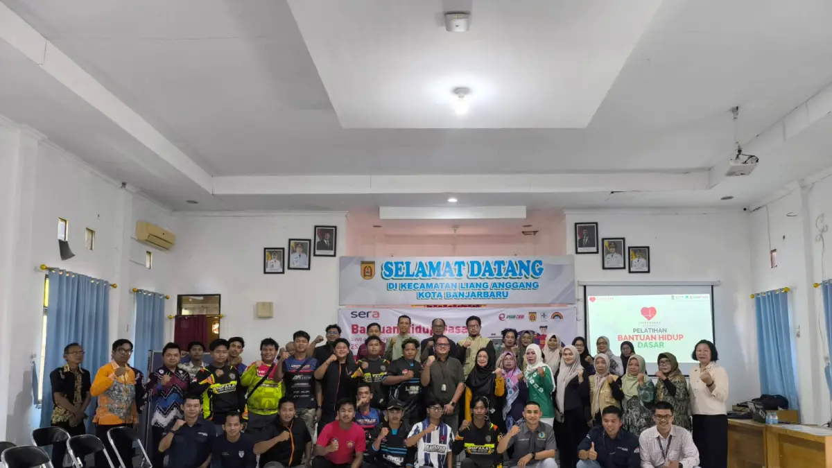 MOMEN: Perwakilan PT Serasi Autoraya (SERA), Randy Kundiarto Branch Manager Selog Banjarmasin berfoto bersama Camat Liang Anggang Lia Astuti, jajaran lurah, serta peserta usai pelatihan Basic Life Support (BLS) dalam program CSR SERA di Aula Kecamatan Liang Anggang, Banjarbaru, Kamis (25/6/2026).
