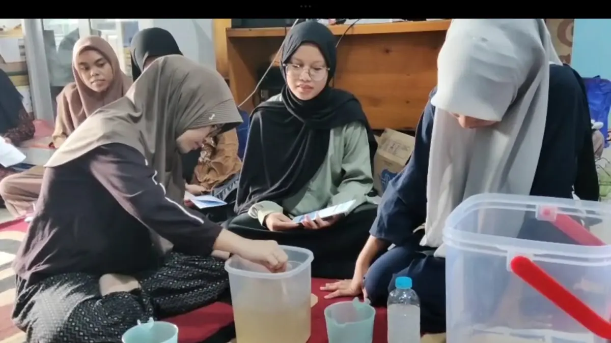 PRAKTIK: Dosen dan mahasiswa Jurusan Kesehatan Lingkungan Poltekkes Kemenkes Banjarmasin mendampingi kader Desa Sungai Batang dan Desa Sungai Batang Ilir mempraktikkan pengolahan air sungai menggunakan tawas dalam kegiatan pengabdian kepada masyarakat di Kecamatan Martapura Barat, Kabupaten Banjar.