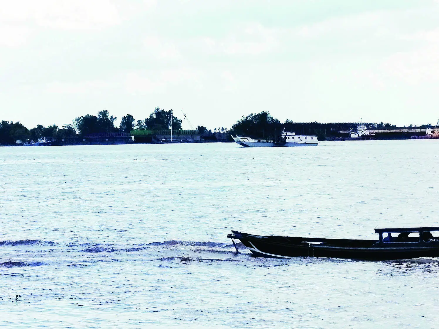 BARITO: Kapal niaga hilir mudik melintasi alur pelayaran Sungai Barito yang menjadi urat nadi transportasi.