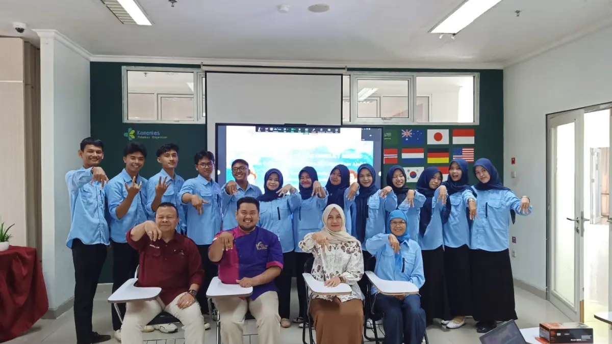 FOTO BERSAMA: Mahasiswa Jurusan Keperawatan dan Gizi berfoto bersama tim dosen dan narasumber sebagai penutup rangkaian kegiatan Pengabdian kepada Masyarakat bertema Omlet Magic.