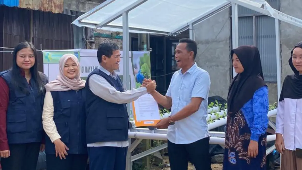 HIDROPONIK: Tim Pengabmas Poltekkes Kemenkes Banjarmasin menyerahkan secara simbolis instalasi hidroponik kepada perwakilan desa sebagai sarana percontohan pemberdayaan masyarakat dalam mendukung pola hidup sehat.