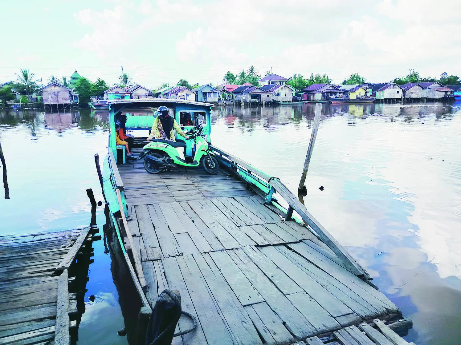 KONEKSI: Perahu penyeberangan menghubungkan kawasan Alalak Utara dan HKSN dengan Desa Berangas serta sekitarnya.