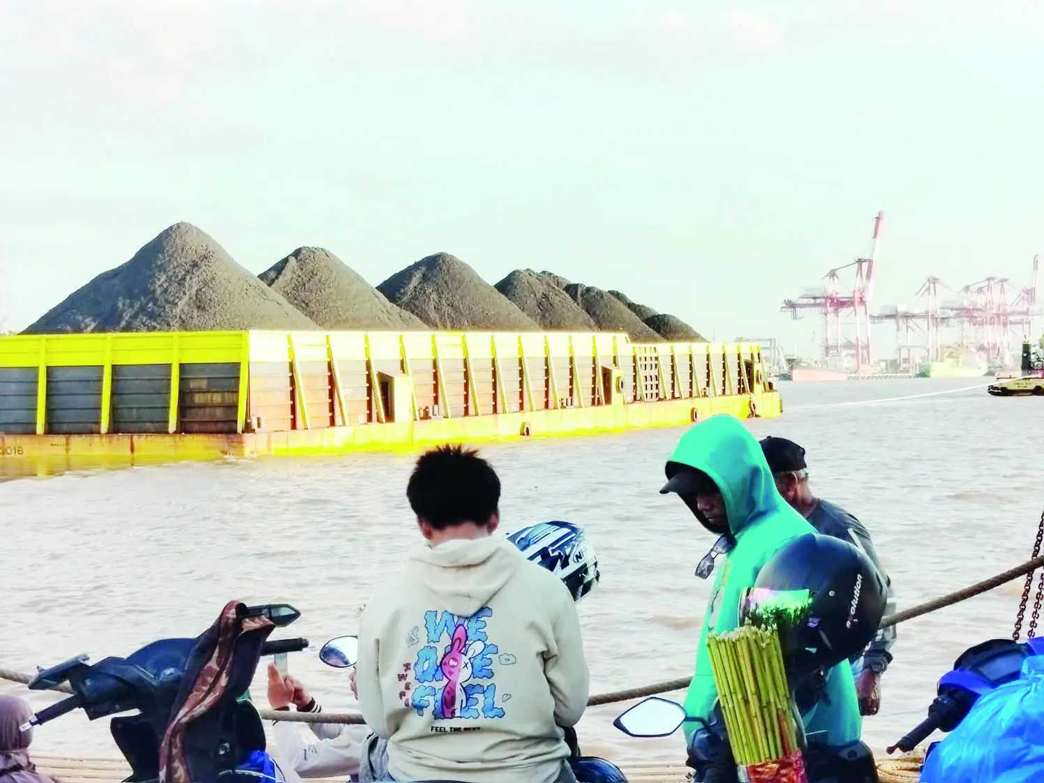 MOBILITAS: Tongkang pengangkut batu bara bergantian melintas di perairan Sungai Barito yang sibuk.