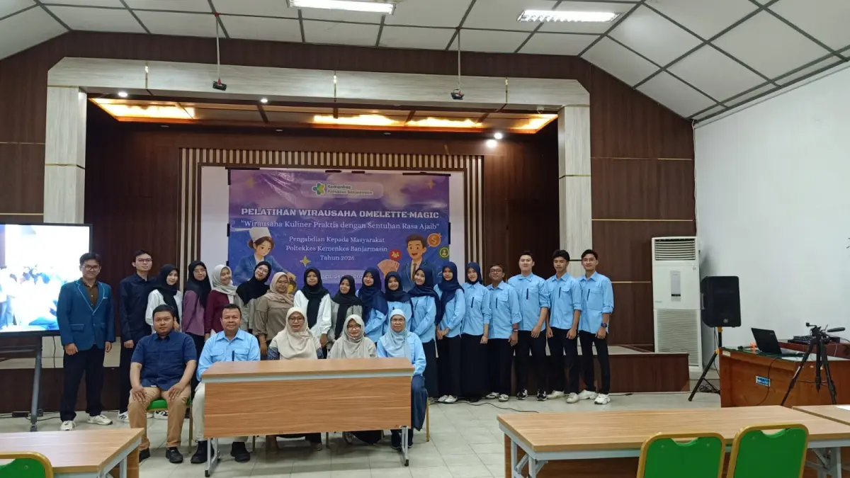PELATIHAN WIRAUSAHA: Momen foto bersama mahasiswa, dosen, dan narasumber usai kegiatan pelatihan kewirausahaan Omlet Magic yang membekali peserta dengan keterampilan produksi, pemasaran, dan inovasi kuliner sehat.