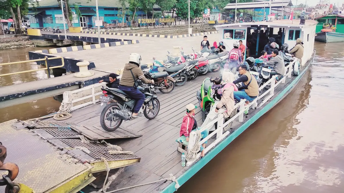 PENYEBERANGAN: Feri Banjar Raya–Saka Kajang tetap menjadi pilihan warga Barito Kuala dan Banjarmasin untuk menyeberangi Sungai Barito.