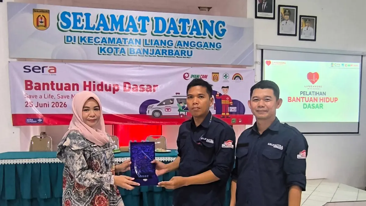 PLAKAT:  Perwakilan PT Serasi Autoraya (SERA), Danny Tiono, menyerahkan plakat kepada Camat Liang Anggang, Lia Astuti, sebagai simbol sinergi dalam pelaksanaan program CSR pelatihan Basic Life Support di Banjarbaru, Kamis (25/6/2026).