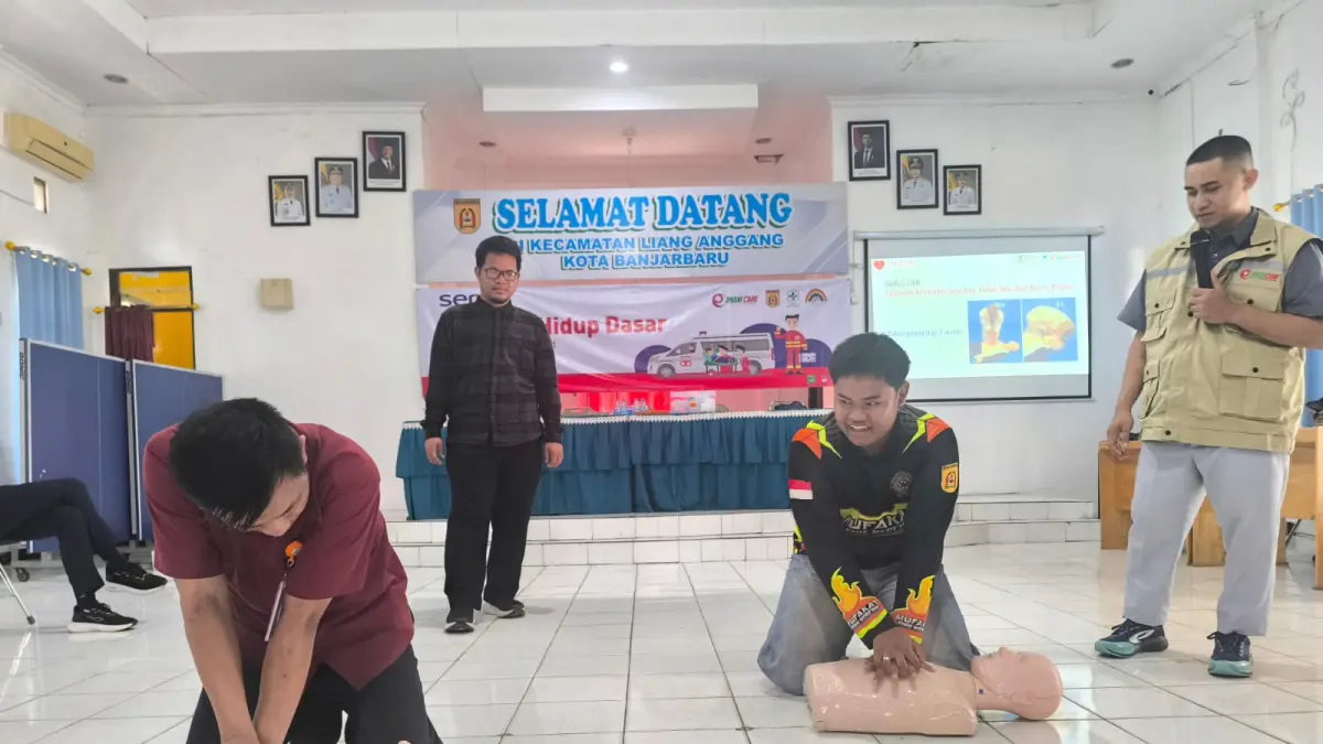 PRAKTIK: Peserta mengikuti praktik Basic Life Support (Bantuan Hidup Dasar) yang dipandu tim dokter dan tenaga kesehatan Imani Care dalam kegiatan CSR PT Serasi Autoraya (SERA) Banjarmasin di Aula Kecamatan Liang Anggang, Kamis (25/6/2026).
