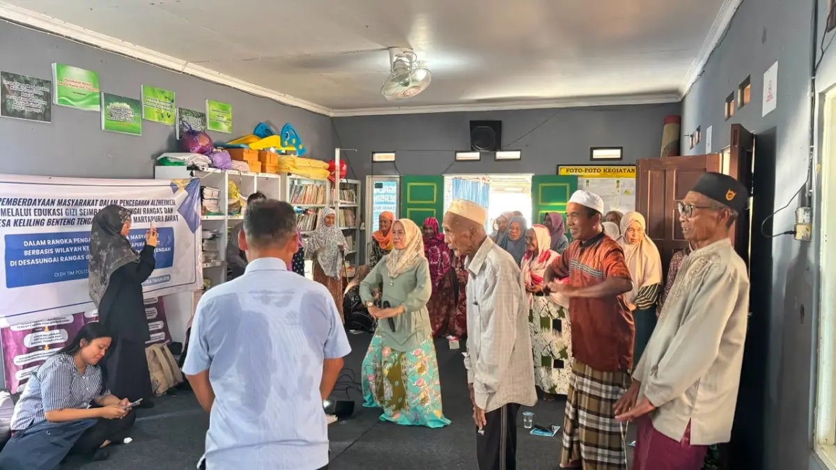 SENAM LASTI: Warga bersama Tim Pengabmas Poltekkes Kemenkes Banjarmasin mengikuti Senam LASTI (Lansia Hipertensi) sebagai bagian dari edukasi aktivitas fisik untuk membantu mengendalikan tekanan darah dan meningkatkan kebugaran masyarakat.