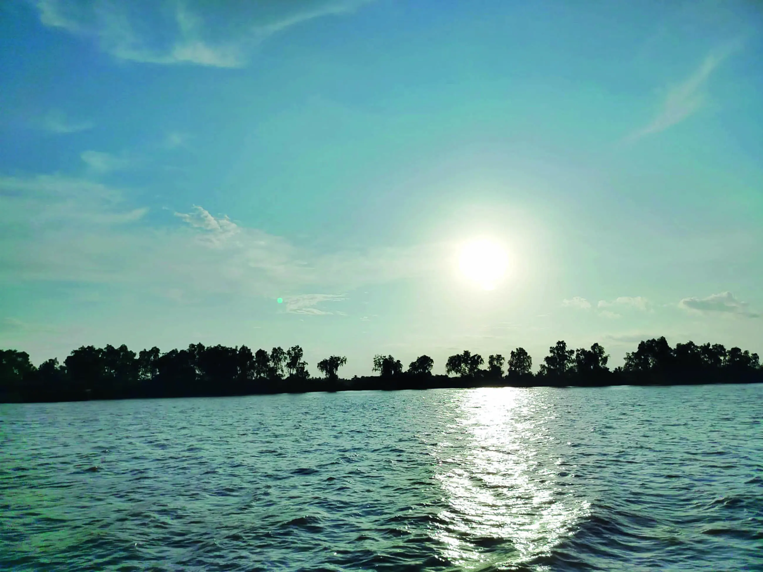 SUNSET: Senja di Sungai Barito menghadirkan pemandangan yang kerap diabadikan penumpang selama penyeberangan.