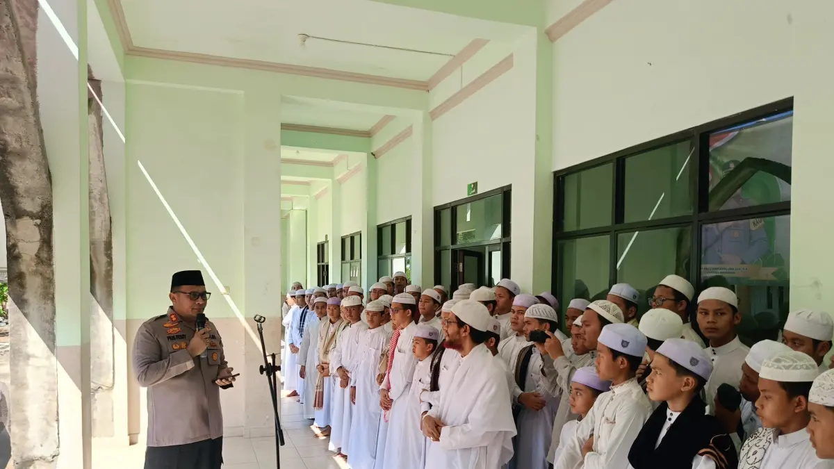 TEGAR: Kapolres Banjarbaru, AKBP Pius X Febry Aceng Loda memotivasi para santri Ponpes Nurul Iman Banjarbaru, Rabu (3/6/2026) malam.(Foto: Sheilla Farazela/Radar Banjarmasin)