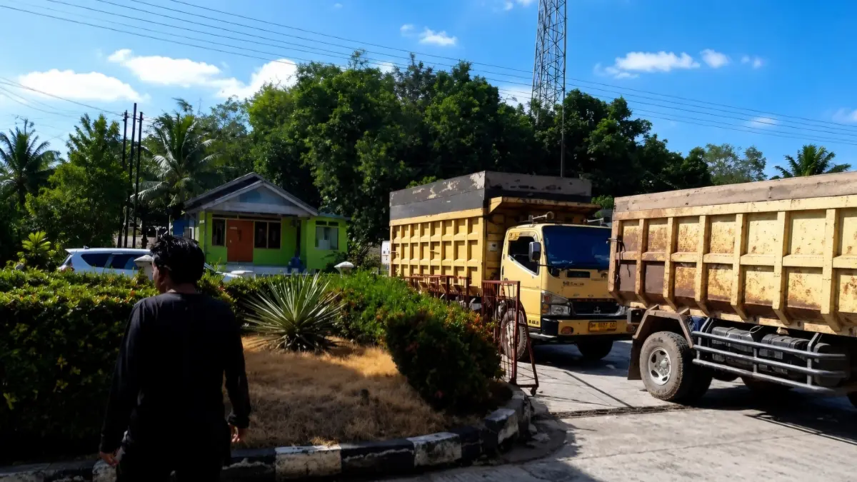 ANTRE: Sopir truk sedang mengantre BBM solar di salah satu SPBU di HST. (Foto: Disdag HST untuk Radar Banjarmasin)