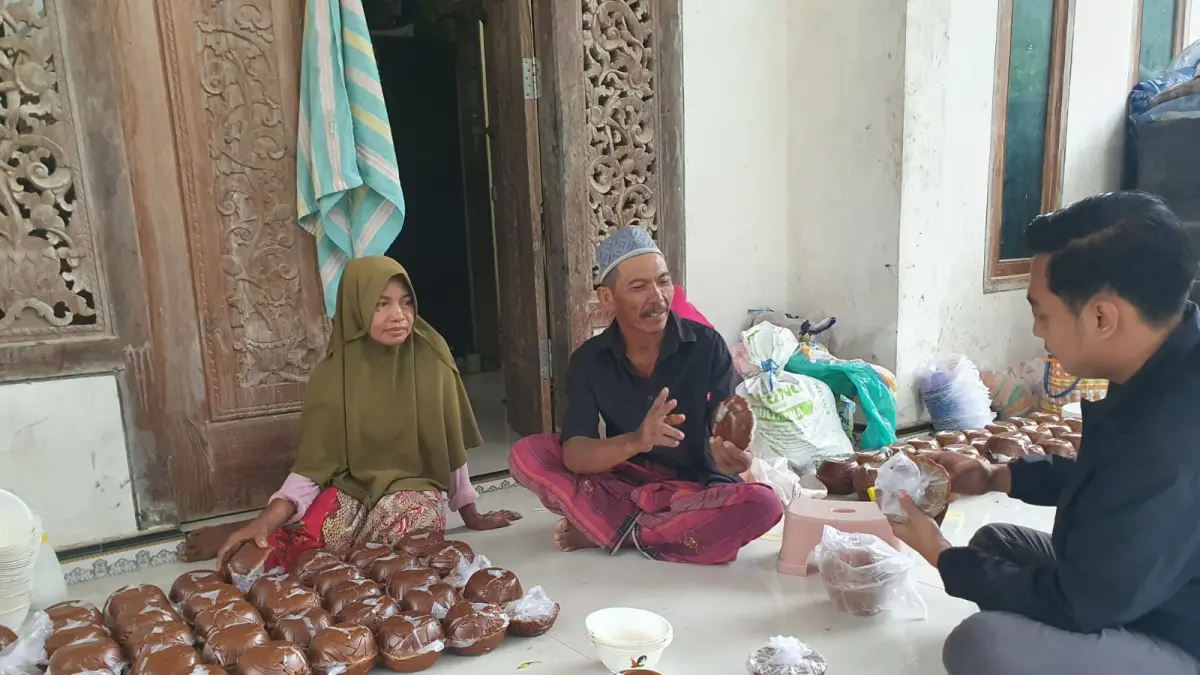 Asap tipis membubung dari dapur produksi sederhana di Desa Pragaan Laok