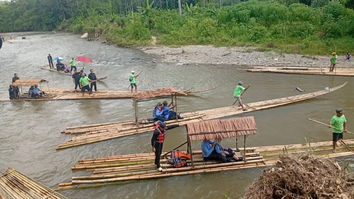 BALANTING: Sebanyak 300 peserta menyusuri Sungai Amandit dengan lanting bambu pada Festival Bamboo Rafting 2026 di Loksado, Minggu (28/6). (Foto: M. Padil Ihsan/Radar Banjarmasin)
