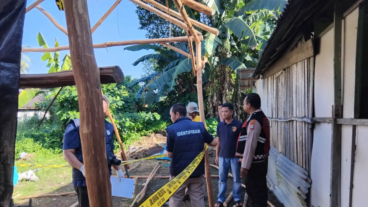 CEK: Sejumlah personel Polres Tala dan Polsek Bati-Bati melakukan olah TKP di lokasi penemuan mayat pria gantung diri di Desa Nusa Indah, Kecamatan Bati-Bati, Minggu (28/6/2026). (Foto : Polsek Bati-Bati untuk Radar Banjarmasin)