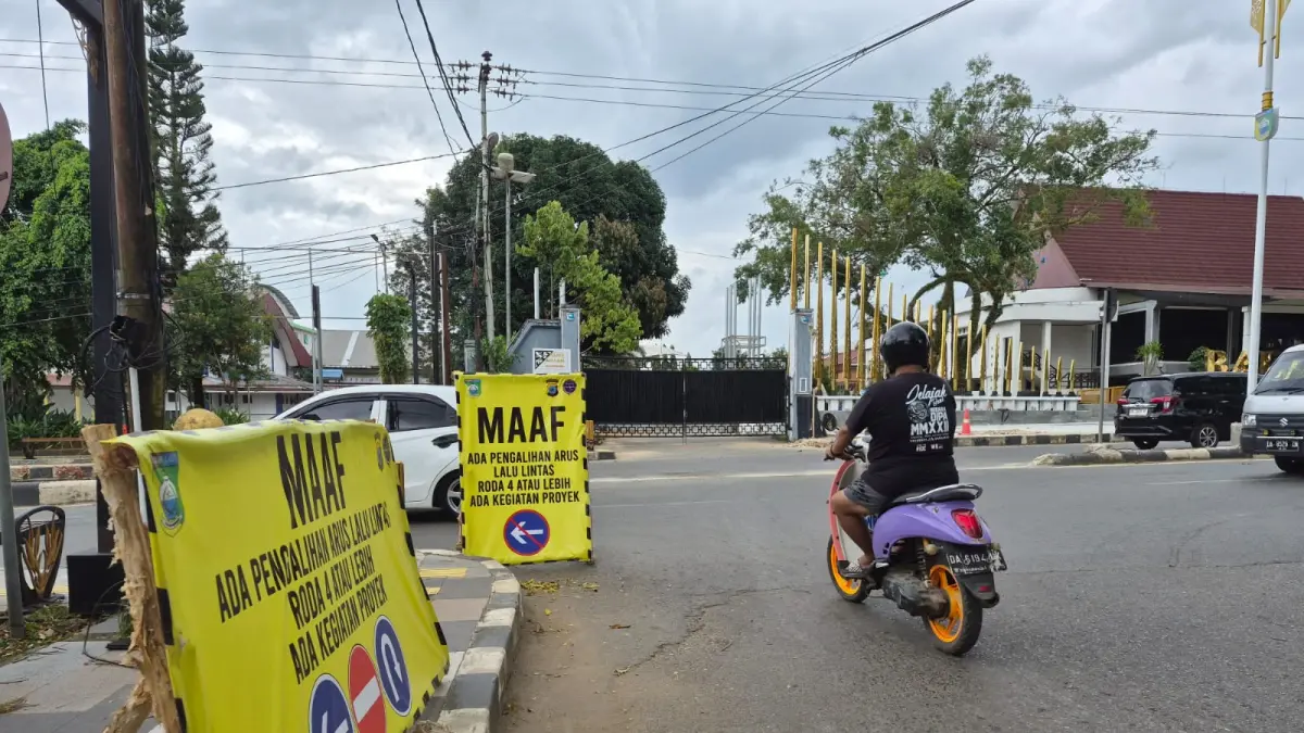 DIALIHKAN : Salah satu titik jalan di sekitaran tugu nol kilometer Pelaihari yang mengalami pengalihan arus untuk roda empat ketas. (Foto : Norsalim Yahya/Radar Banjarmasin)