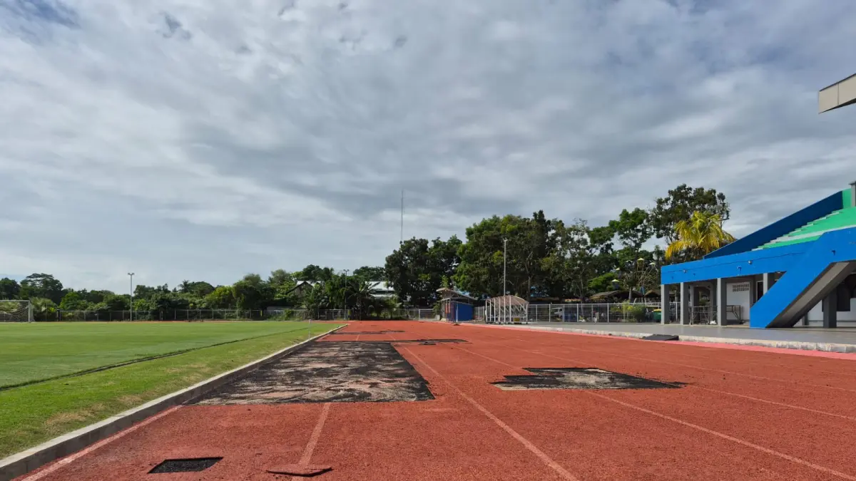 DIMULAI: Salah satu bagian lintasan lari di Stadion Pertasi Kencana Pelaihari yang dilakukan pemeliharaan oleh Dinas PUPRP Tala. (Foto : Norsalim Yahya/Radar Banjarmasin)