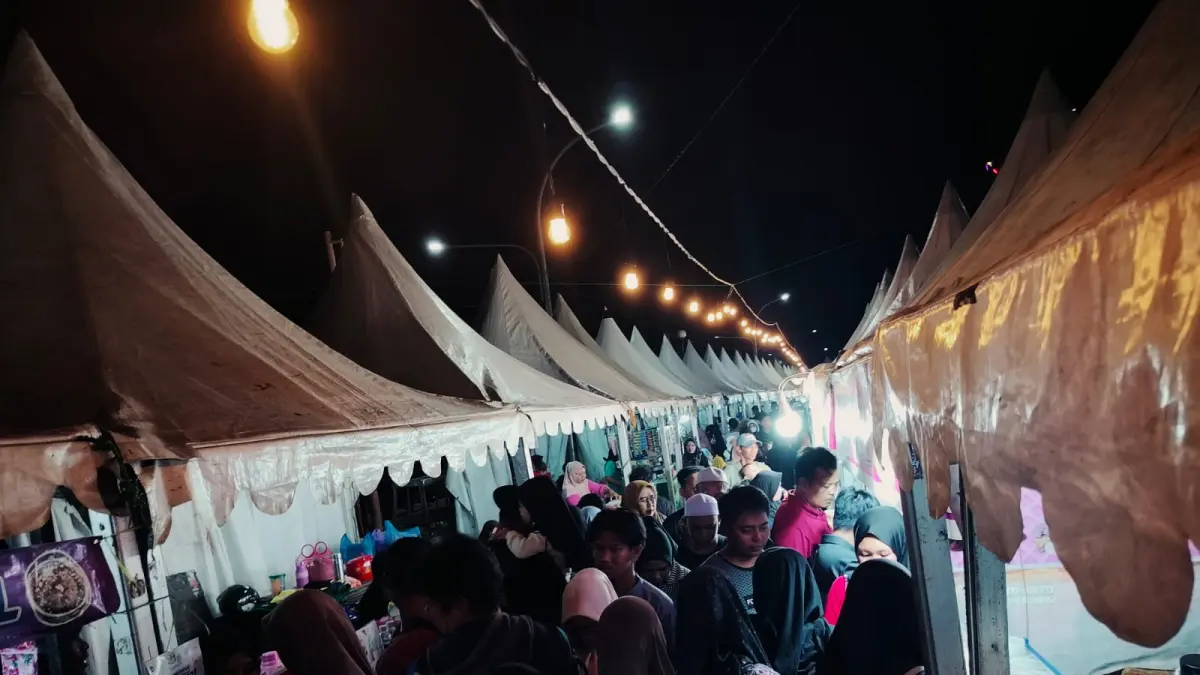 FESTIVAL KULINER:UMKM kuliner dan pedagang kaki lima yang berjualan di Festival Kuliner Halal kegiatan MTQN ke-37 rami dikunjungi masyarakat.//Maulana