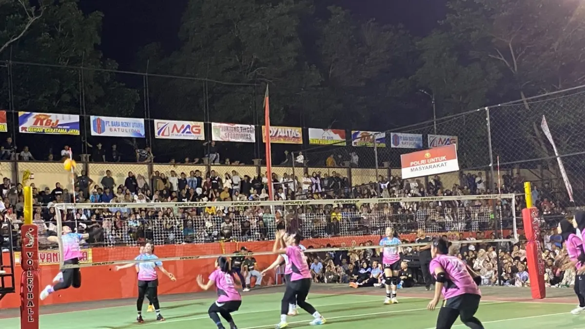 FINAL PUTRI: Pertandingan final putri Kapolres Tanah Bumbu Cup 2026 berlangsung sengit di Lapangan Voli Tathya Dharaka. Tim RAM (merah muda) akhirnya keluar sebagai juara setelah menundukkan Bhayangkari dengan skor 3-2. (Foto: Polres Tanah Bumbu)