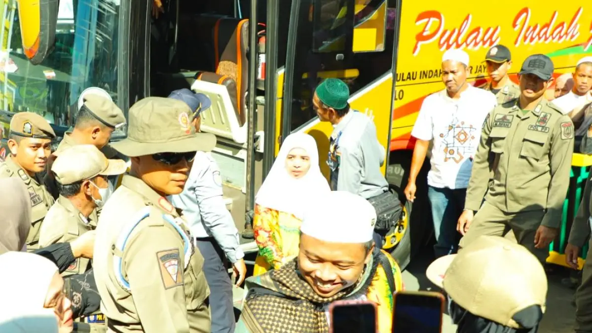 HARU: Sebanyak 140 jemaah haji asal HSU yang tergabung dalam Kloter 16, tiba di Aula Dr KH Idham, usai menempuh perjalanan dari Asrama Haji Kota Banjarbaru. (Foto: Pemkab HSU)&nbsp;