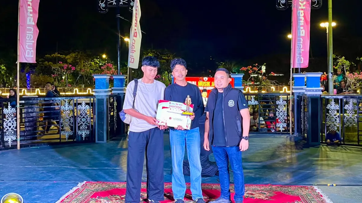 Ketua Pengprov Orado Kalsel, Muhammad Rizwan Arifin (kanan), menyerahkan trofi serta piagam penghargaan kepada perwakilan tim pemenang dalam gelaran Banteng Domino Cup Kalsel 2026 di Banjarmasin, Sabtu (27/6) malam.&nbsp;