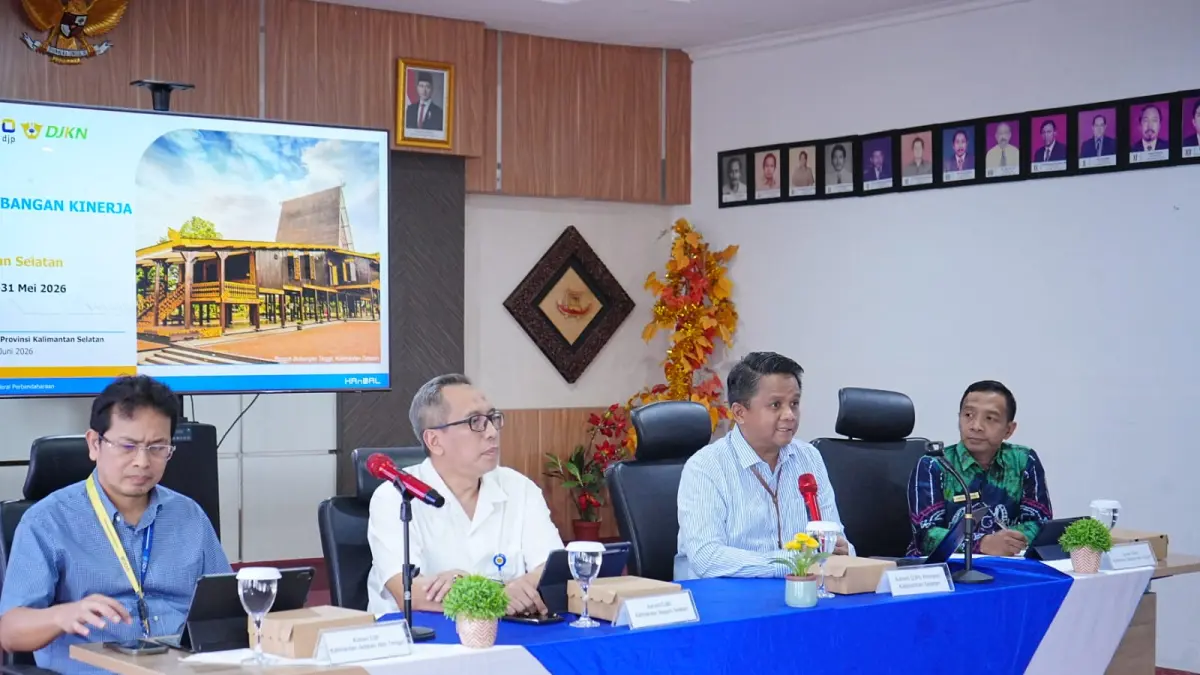 MENERANGKAN: Kepala Kanwil DJPb Kalsel, Catur Ariyanto Widodo (pegang mic) kala menjelaskan mengenai kondisi perekonomian Kalsel saat Media Briefing di Aula Kanwil DJPb Kalsel, Kamis (25/6).(Foto: Humas Kanwil DJPb Kalsel)&nbsp;
