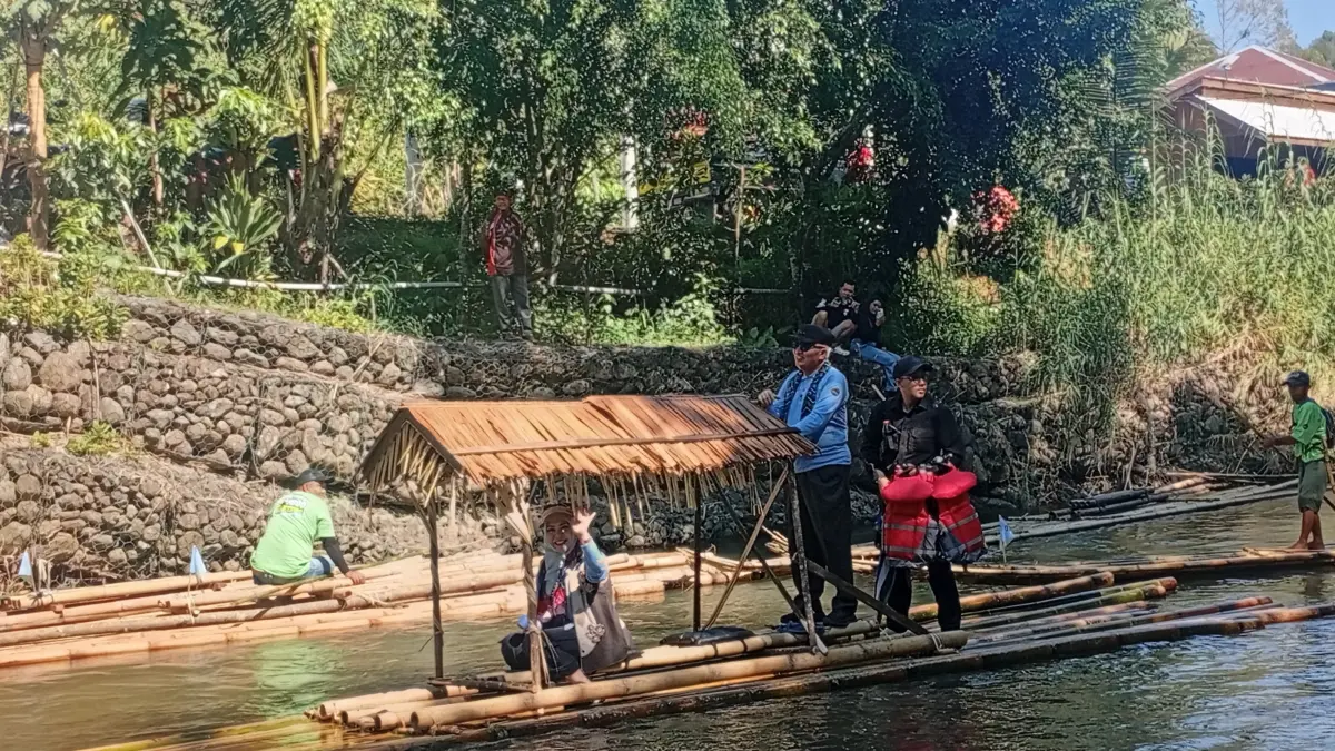 NAIK RAKIT: Gubernur Kalsel, H Muhidin ikut Balanting Paring pada puncak Festival Bamboo Rafting 2026 di Loksado, Minggu (28/6/2026). (Foto: M Padil Ihsan/Radar Banjarmasin)&nbsp;