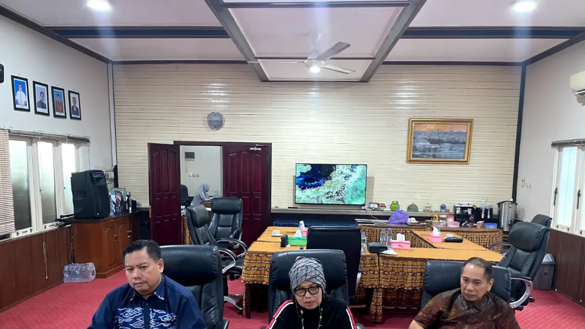 PASOKAN KURANG: Ketua Hiswanamigas Kalsel, Hj Muliana (tengah) mengakui pasokan gas LPG 3 kilogram sedang langka karena permintaan yang meningkat.(Foto: Raudah Anisya/Radar Banjarmasin)&nbsp;&nbsp;