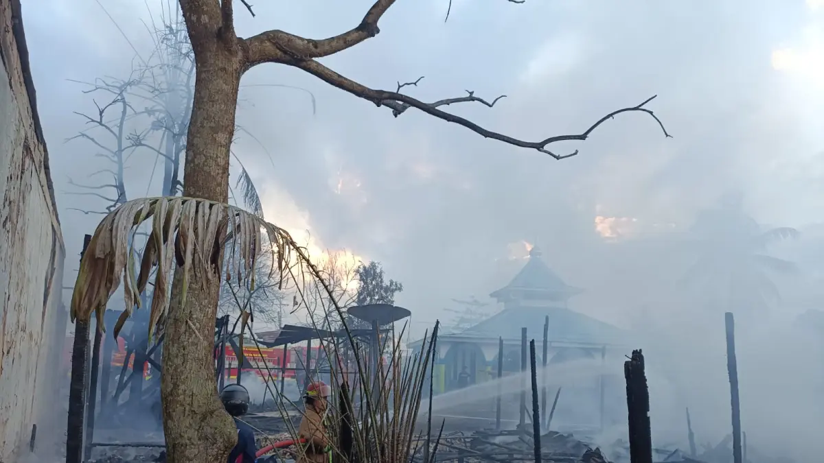PENDINGINAN: Petugas pemadam kebakaran melakukan proses pendinginan di lokasi kebakaran di Desa Mekarsari, Kecamatan Simpang Empat, Kabupaten Tanah Bumbu. (Foto: Damkar Tanah Bumbu untuk Radar Banjarmasin)
