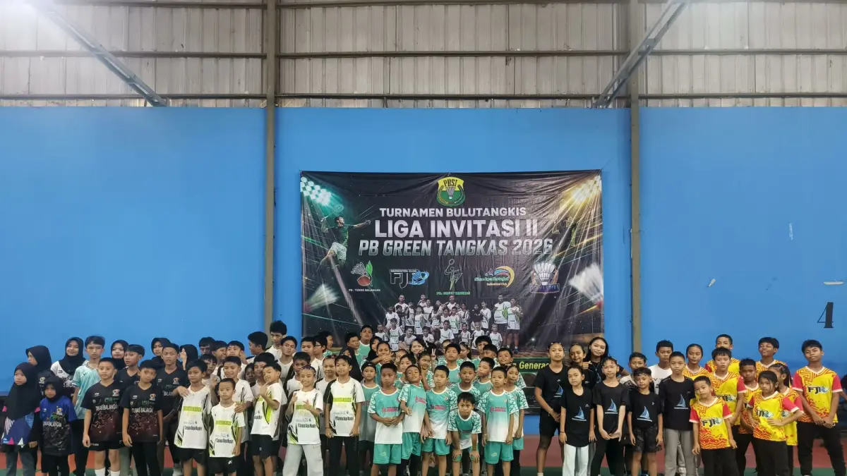 Sebanyak 109 pebulu tangkis belia dari lima klub se-Kalsel berfoto bersama jajaran pelatih dan panitia sebelum memulai rangkaian pertandingan putaran kedua Liga Invitasi PB Green Tangkas di GOR Jamrud, Jalan Pramuka, Banjarmasin.&nbsp;