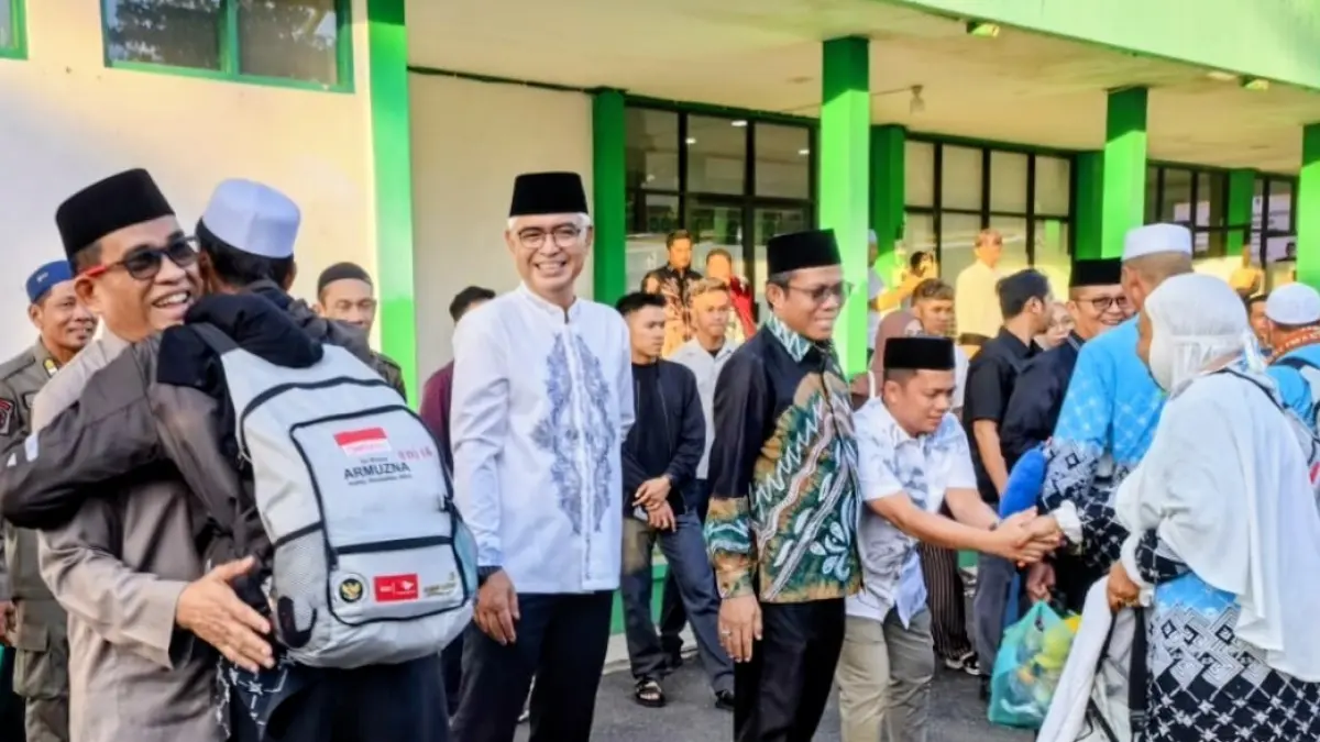SELAMAT DATANG: Bupati HSU, H Sahrujani menyambut 140 jemaah haji asal HSU yang tergabung dalam Kloter 16 Embarkasi Banjarmasin tiba di asrama haji Kota Banjarbaru, Sabtu (27/5/2026).(Foto: Pemkab HSU)&nbsp;