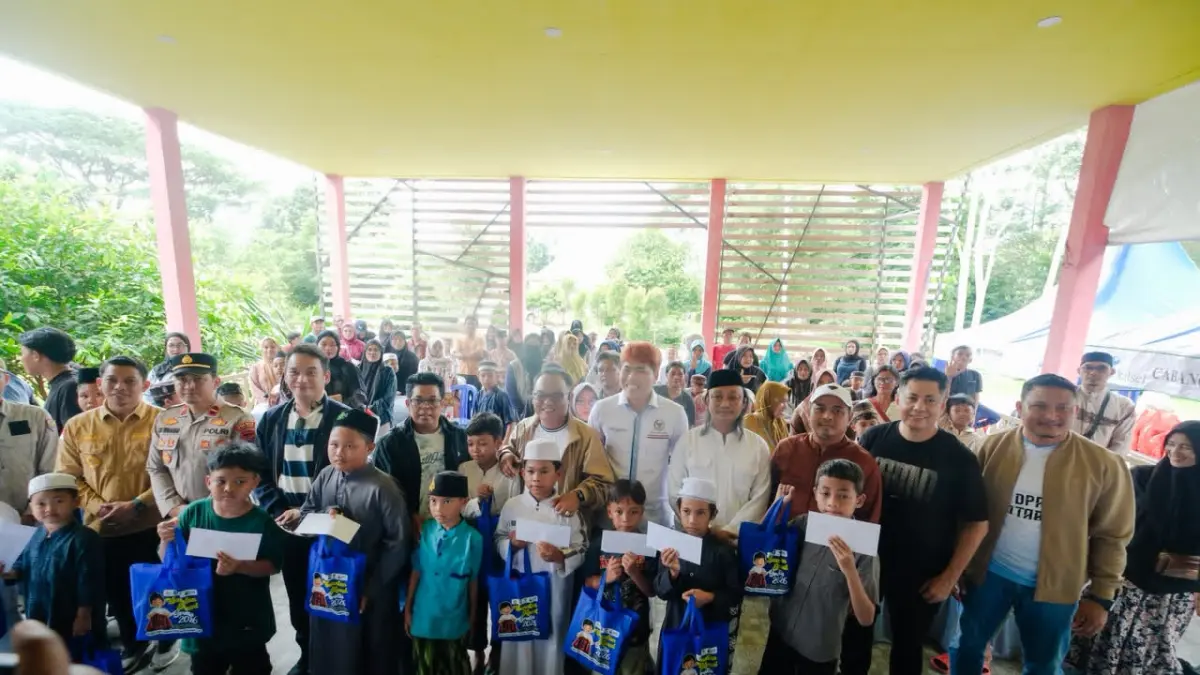 SENANG: Foto bersama seluruh Anggota DPRD Fraksi PAN Kabupaten Kotabaru, Forkopimcam dan anak anak yang menerima bantuan di Goa Lowo, Jumat (26/6/2026).(Foto: Fauzi Rahman untuk Radar Banjarmasin)