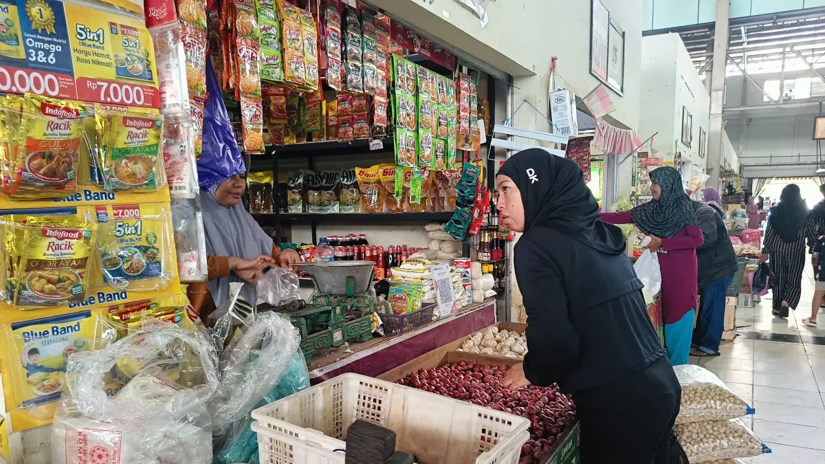 suasana jual beli di pasar Bauntung Banjarbaru (Sheilla Farazela/Radar Banjarmasin)