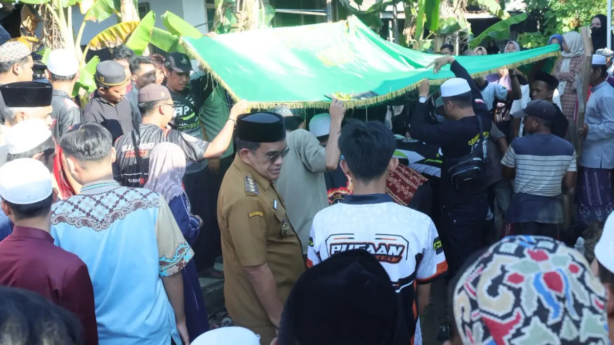 PENGHORMATAN: Bupati Hulu Sungai Utara H. Sahrujani bersama Wakil Bupati Hero Setiawan menghadiri pemakaman relawan pemadam kebakaran Ahmad Ridhani di Desa Sungai Turak, Kecamatan Amuntai Utara, Senin (29/6), sebagai bentuk penghormatan atas pengabdiannya. (Foto: Akbar/Radar Banjarmasin)
