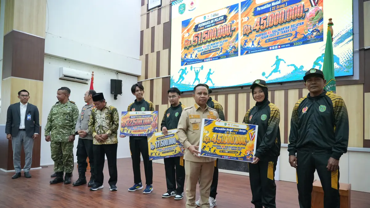 AKHIRNYA CAIR: Perwakilan atlet menerima secara simbolis bonus Porprov Kalsel di Tanah Laut. (Foto: Prokopim Setda Tapin)&nbsp;&nbsp;