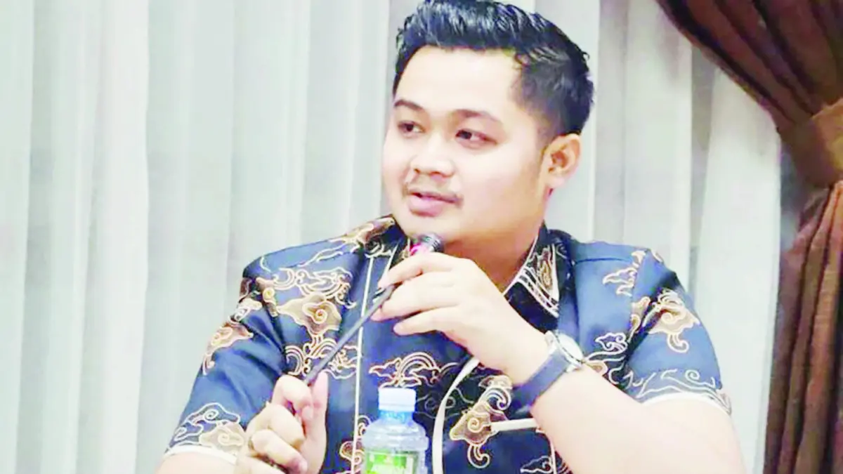 BAHAS: Ketua Pansus III DPRD Banjarbaru Mahmud Sirrie memimpin pembahasan Raperda Tatralok.