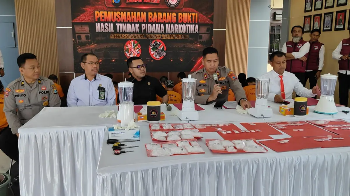BARANG BUKTI: Wakapolres Tanah Bumbu, Kompol Apriyansa Sinatra memimpin pemusnahan 2.137,52 gram sabu hasil pengungkapan 13 kasus narkotika periode April-Juni 2026 di Mapolres Tanah Bumbu, Selasa (29/6/2026). (Foto: Zulqarnain/Radar Banjarmasin)