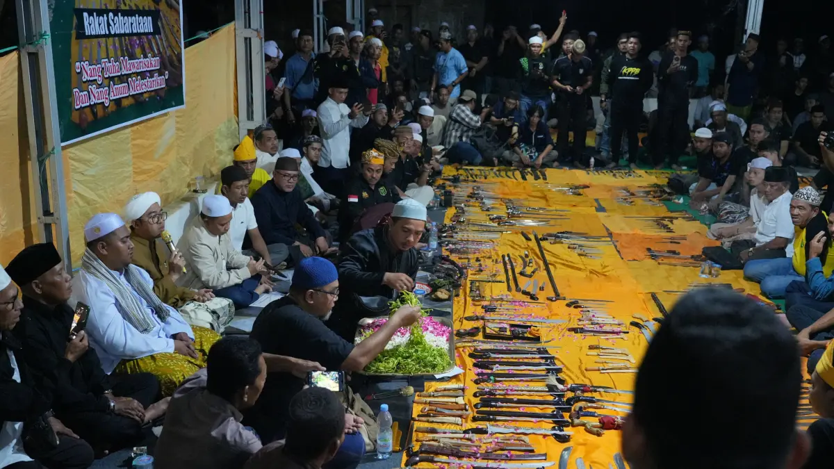 Berbagai pusaka peninggalan dipamerkan saat silaturahmi Fosaka Borneo ke-4 di Area Makam Datu Aling. (Adan untuk Radar Banjarmasin)