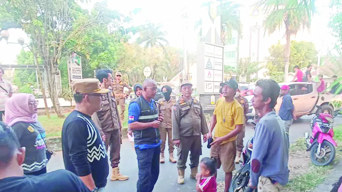 DIAMANKAN: Dikeluhkan masyarakat dan dianggap mengganggu kamtibmas, sembilan Pak Ogah di Banjarbaru diamankan. (Foto: Satpol PP untuk Radar Banjarmasin)