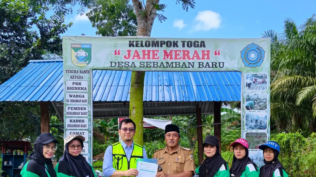 FOTO BERSAMA: Tim CSR PT Pamapersada Nusantara Distrik ARIA berfoto bersama anggota Kelompok Tanaman Obat Keluarga (TOGA) Jahe Merah Desa Sebamban Baru usai kegiatan pembinaan, Senin (9/6/2026). Pembinaan ini merupakan bagian dari program CSR PAMA ARIA untuk meningkatkan kapasitas kelompok binaan dalam mengembangkan budidaya jahe merah yang produktif, mandiri, dan berkelanjutan.