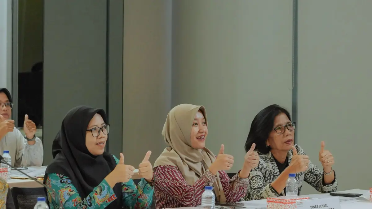 HADIAH: Pengesahan hadiah oleh Emmi Destiatmi (Kemensos), Irma Agustina (Dinsos DKI Jakarta), Ratna Sari Laksana (Notaris).&nbsp;