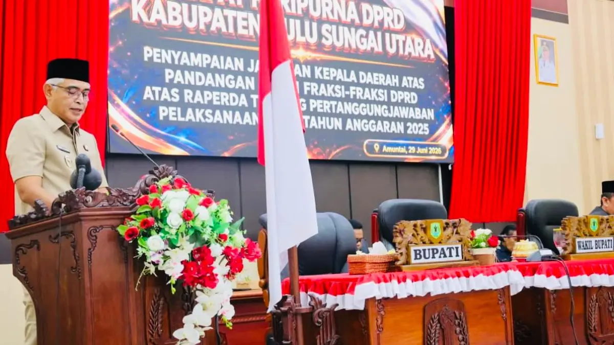 HADIR: Wakil Bupati HSU Hero Setiawan, menjelaskan penyebab surplus APBD 2025 dalam rapat paripurna DPRD. Efisiensi belanja termasuk penjadwalan ulang program.&nbsp;