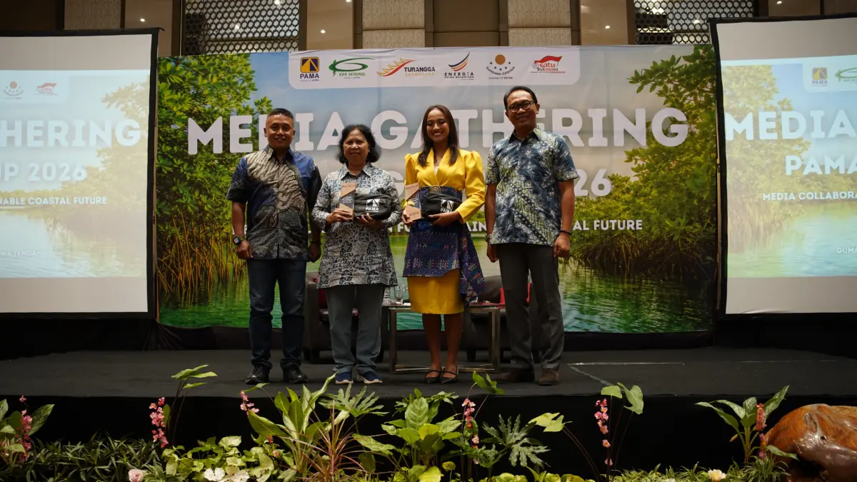 PERKUAT KOLABORASI – Direktur PT Pamapersada Nusantara Abdul Nasir Maksum didampingi SRGS Division Head PAMA, Puguh Sasetyo foto bersama narasumber Prof. Dr. Nana Kariada Tri Martuti dan Vania F. Herlambang, saat kegiatan Media Gathering PAMA Group 2026 di Gumaya Hotel, Semarang, Rabu Malam (24/6/2026). Kegiatan ini menjadi momentum memperkuat sinergi antara perusahaan, akademisi, dan insan media dalam mendukung agenda keberlanjutan lingkungan.