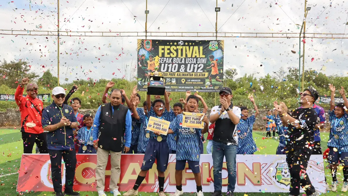 JUARA: Perayaan setelah tim FORSGI Kabupaten Tanah Bumbu memastikan diri sebagai Juara 1 pada kategori U-12 dalam Festival Sepak Bola Usia Dini U-10 & U-12 di Lapangan Minisoccer Mabrur, Banjarbaru.&nbsp;&nbsp;