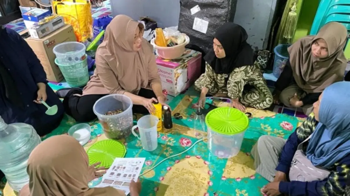 LANGSUNG PRAKTIK: Tim PKM UNISKA MAB mengajarkan cara membuat pupuk organik cair berbahan limbah kulit singkong.