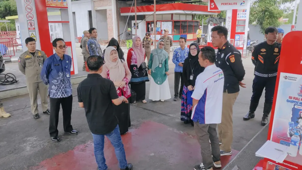MEMANTAU: Tim gabungan saat turun langsung ke SPBU di Loktabat Selatan yang dipenuhi antrian solar hingga mengular ke bahu jalan. (Foto: Yopi untuk Radar Banjarmasin)