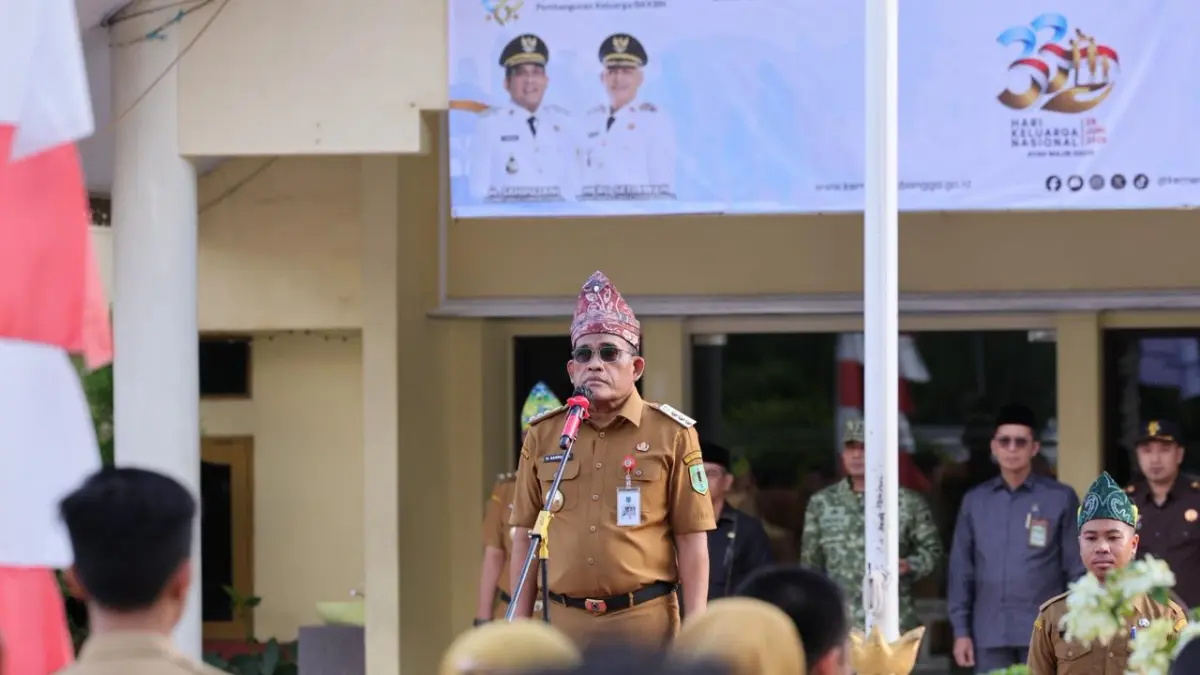 MOMEN: Bupati Kabupaten HSU, H Sahrujani mengajak warga perkuat ketahanan keluarga di Peringatan HARGANAS ke-33 di halaman Pemkab HSU. (Foto: Pemkab HSU)&nbsp;