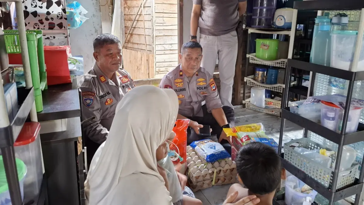 MOMENTUM: Kapolsek Banjarmasin Selatan Kompol Christugus Lirens bersama personelnya mengunjungi warganya yang telah mengidap penyakit serius.