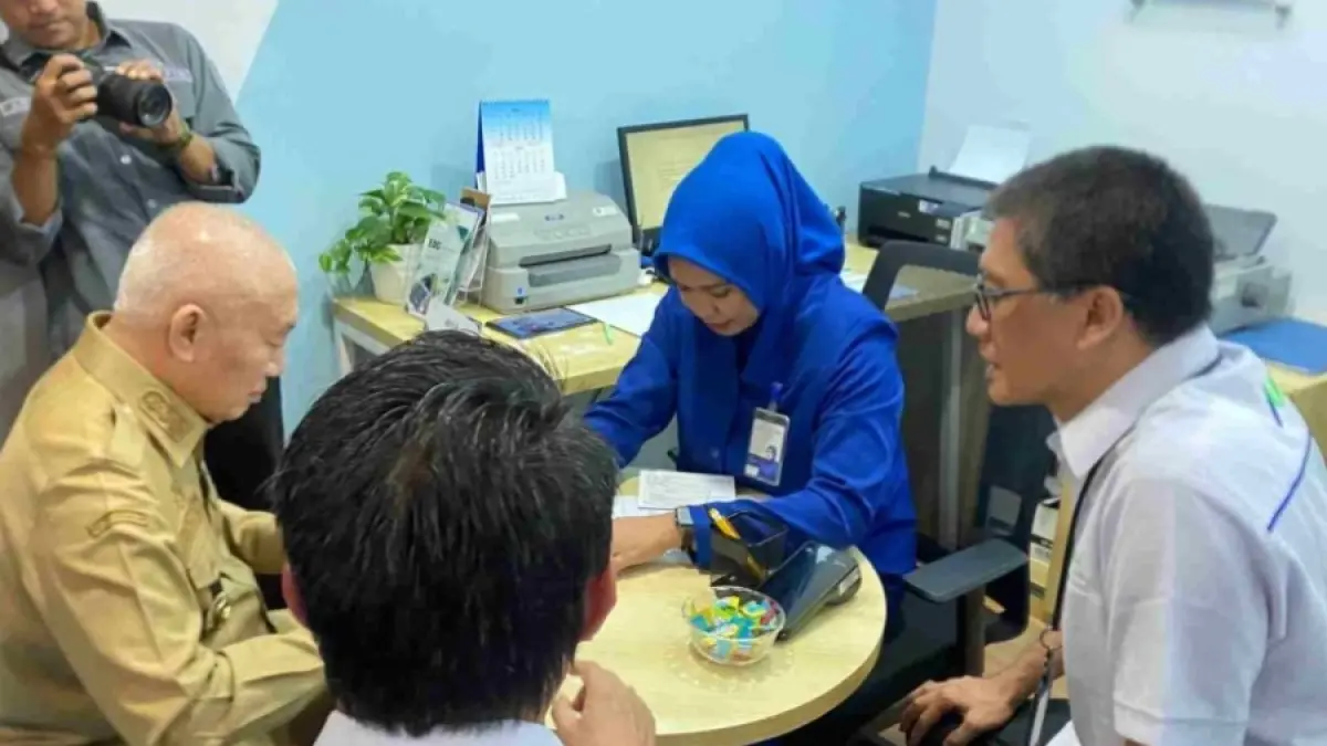 PENINGKATAN STATUS: Gubernur Kalsel, H Muhidin membuka Rekening Valas di Kantor Utama Bank Kalsel di Banjarmasin didamping Direktur Utama Bank Kalsel, Fachruddin, belum lama tadi. Bank Kalsel baru saja berstatus sebagai Bank Devisa.(Foto: Bank Kalsel)&nbsp;