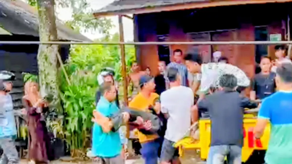 Petugas gabungan mengevakuasi relawan damkar yang menjadi korban tersengat kabel listrik saat proses pemadaman kebakaran di Desa Panangkalaan, Kecamatan Amuntai Utara, Senin (29/6). (DAMKAR HSU)