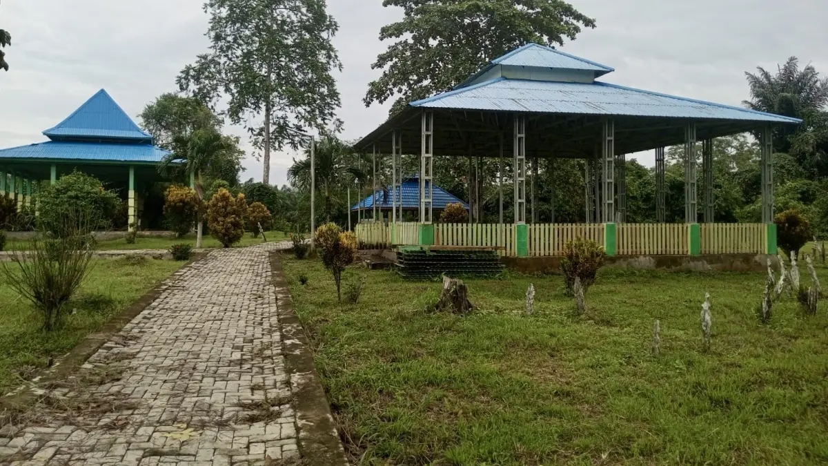 SEJARAH: Kompleks Makam Keluarga Kerajaan Cantung (Kubur Besar), di Desa Banua Lawas Kecamatan Kelumpang Hulu. (Foto: Dokumen Radar Banjarmasin)